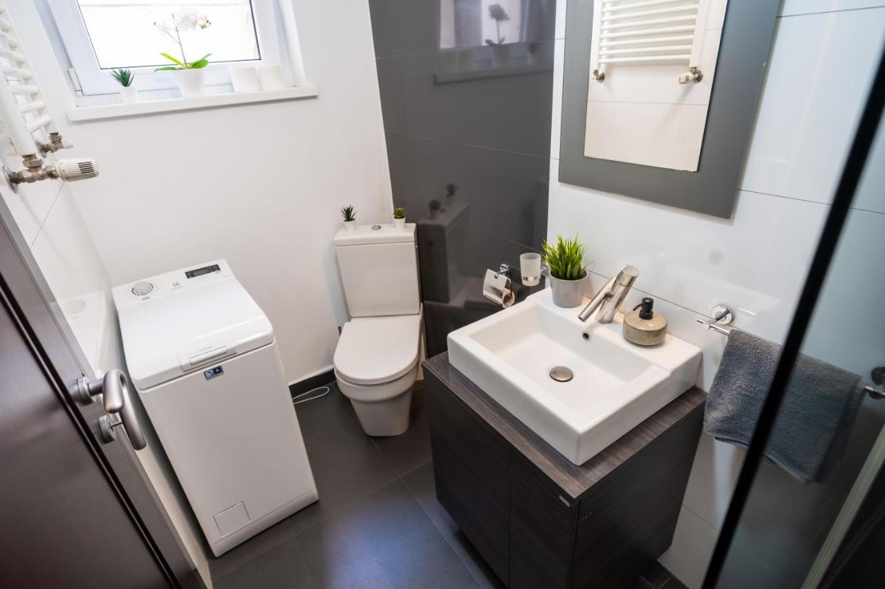 Cozy & Spacious Flat Near Victoriei Square บูคาเรสต์ ภายนอก รูปภาพ